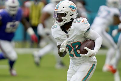 Nov 9, 2025; Miami Gardens, Florida, USA; Miami Dolphins running back De'Von Achane (28) runs during the first half against the Buffalo Bills at Hard Rock Stadium. Mandatory Credit: Jeff Romance-Imagn Images