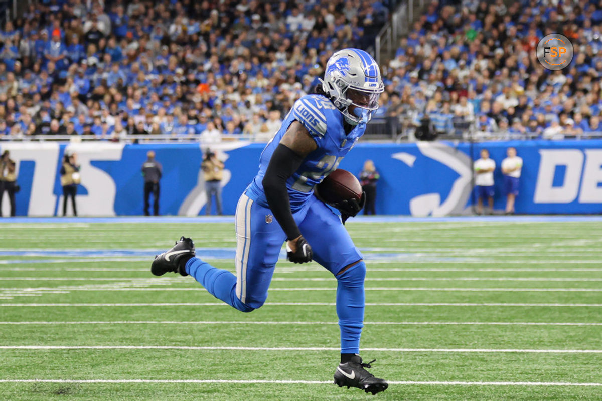 DETROIT, MI - NOVEMBER 19: Detroit Lions running back Jahmyr Gibbs (26) runs with the ball for a touchdown during an NFL football game between the Chicago Bears and the Detroit Lions on November 19, 2023 at Ford Field in Detroit, Michigan. (Photo by Scott W. Grau/Icon Sportswire)