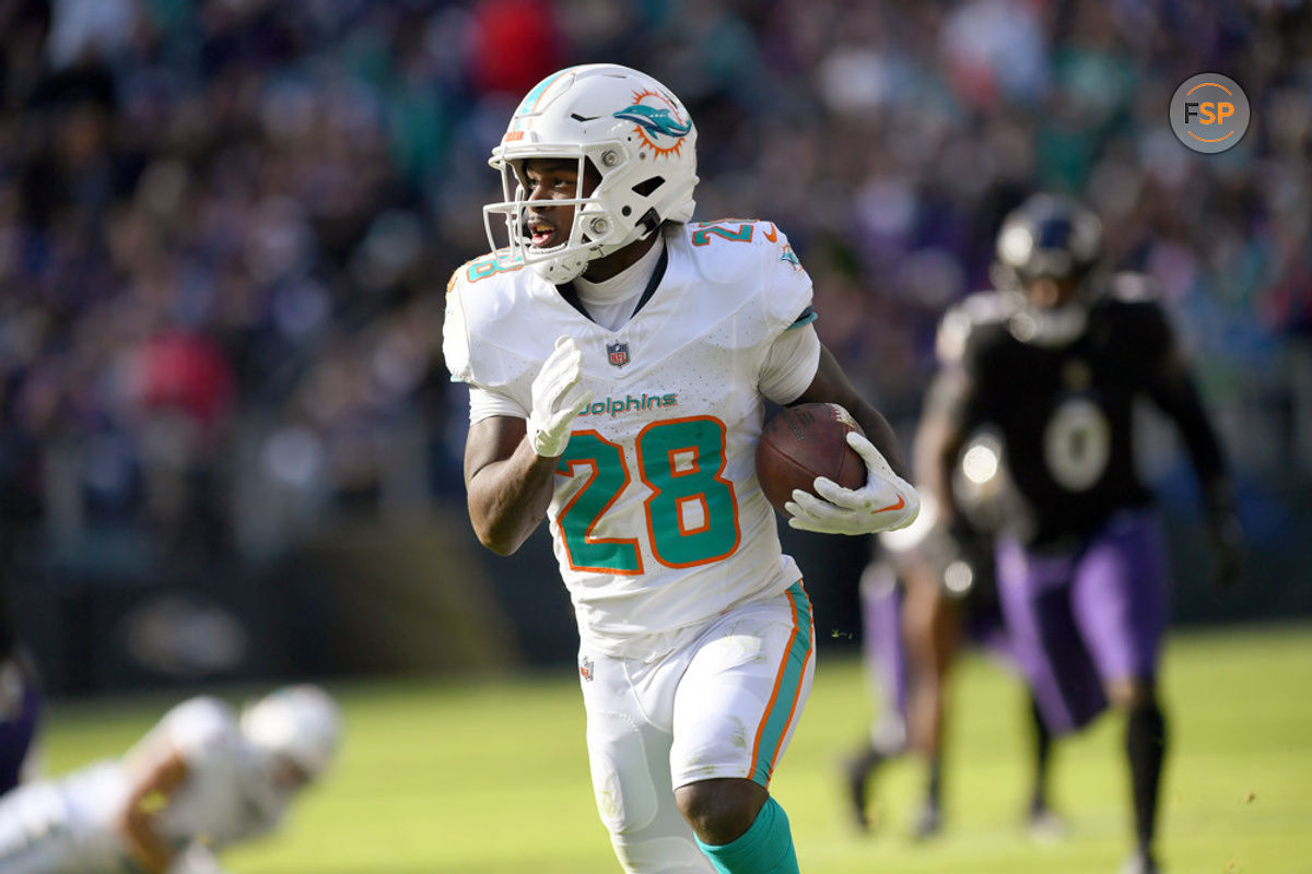 BALTIMORE, MD - DECEMBER 31: Miami Dolphins running back De’Von Achane (28) runs for a long gain during the Miami Dolphins versus Baltimore Ravens NFL game at M&T Bank Stadium on December 31, 2023 in Baltimore, MD. (Photo by Randy Litzinger/Icon Sportswire)