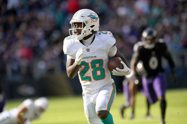 BALTIMORE, MD - DECEMBER 31: Miami Dolphins running back De’Von Achane (28) runs for a long gain during the Miami Dolphins versus Baltimore Ravens NFL game at M&T Bank Stadium on December 31, 2023 in Baltimore, MD. (Photo by Randy Litzinger/Icon Sportswire)