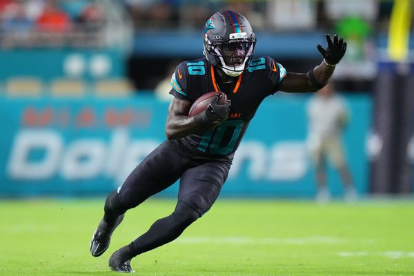 Sep 29, 2025; Miami Gardens, Florida, USA; Miami Dolphins wide receiver Tyreek Hill (10) makes a catch against the New York Jets during the first half at Hard Rock Stadium. Mandatory Credit: Rich Storry-Imagn Images