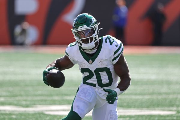 Oct 26, 2025; Cincinnati, Ohio, USA; New York Jets running back Breece Hall (20) runs with the ball during the second quarter against the Cincinnati Bengals at Paycor Stadium. Mandatory Credit: Joseph Maiorana-Imagn Images