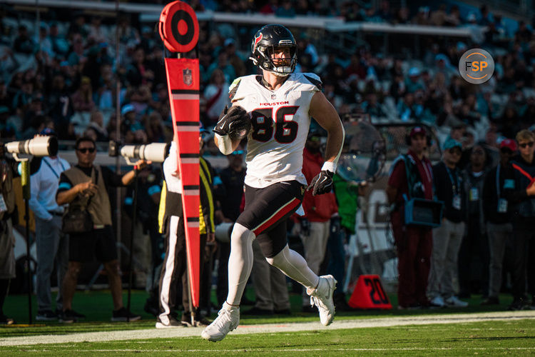 Dec 1, 2024; Jacksonville, Florida, USA; Houston Texans tight end Dalton Schultz (86) runs after the catch for a touchdown against the Jacksonville Jaguars in the fourth quarter at EverBank Stadium. Credit: Jeremy Reper-Imagn Images