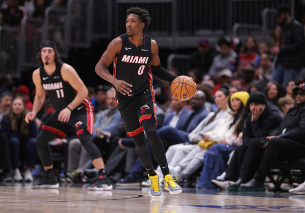 CHICAGO, IL - NOVEMBER 20: Josh Richardson #0 of the Miami Heat brings the ball up court against the Chicago Bulls during the second half at the United Center on November 20, 2023 in Chicago, Illinois. (Photo by Melissa Tamez/Icon Sportswire)