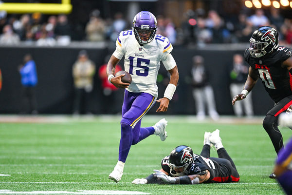 ATLANTA, GA – NOVEMBER 05: Minnesota quarterback Joshua Dobbs (15) runs the ball during the NFL game between the Minnesota Vikings and the Atlanta Falcons on November 5th, 2023 at Mercedes-Benz Stadium in Atlanta, GA. (Photo by Rich von Biberstein/Icon Sportswire)