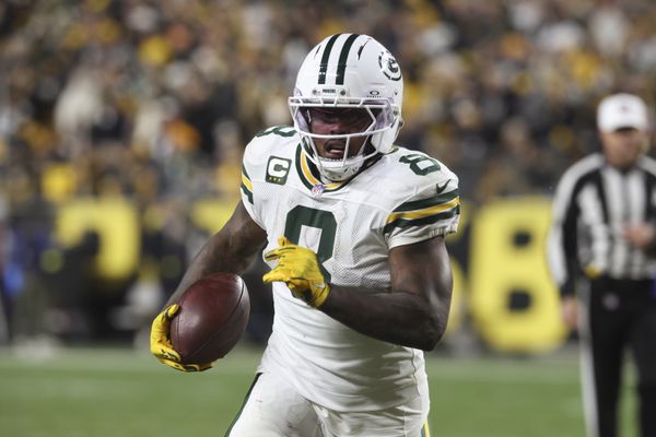 Oct 26, 2025; Pittsburgh, Pennsylvania, USA;  Green Bay Packers running back Josh Jacobs (8) runs the ball against the Pittsburgh Steelers during the fourth quarter against at Acrisure Stadium. Mandatory Credit: Charles LeClaire-Imagn Images