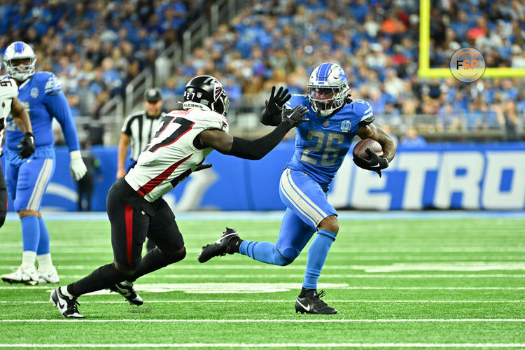 DETROIT, MI - SEPTEMBER 24: Detroit Lions running back Jahmyr Gibbs (26) runs wide away from Atlanta Falcons safety Richie Grant (27) for a long gain during the Detroit Lions versus the Atlanta Falcons game on Sunday September 24, 2023 at Ford Field in Detroit, MI. (Photo by Steven King/Icon Sportswire)