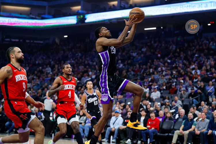 Jan 16, 2025; Sacramento, California, USA; Sacramento Kings guard De'Aaron Fox (5) drives to the basket against Houston Rockets forward Dillon Brooks (9) during the first quarter at Golden 1 Center. Credit: Sergio Estrada-Imagn Images