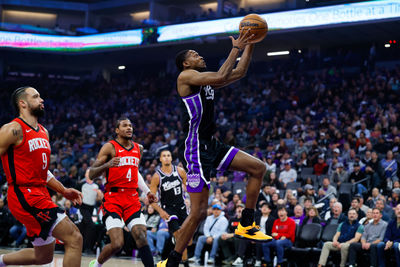 Jan 16, 2025; Sacramento, California, USA; Sacramento Kings guard De'Aaron Fox (5) drives to the basket against Houston Rockets forward Dillon Brooks (9) during the first quarter at Golden 1 Center. Mandatory Credit: Sergio Estrada-Imagn Images