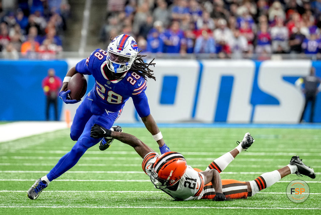 DETROIT, MICHIGAN - NOVEMBER 20: Denzel Ward #21 of the Cleveland Browns misses a tackle against James Cook #28 of the Buffalo Bills at Ford Field on November 20, 2022 in Detroit, Michigan. (Photo by Nic Antaya/Getty Images)