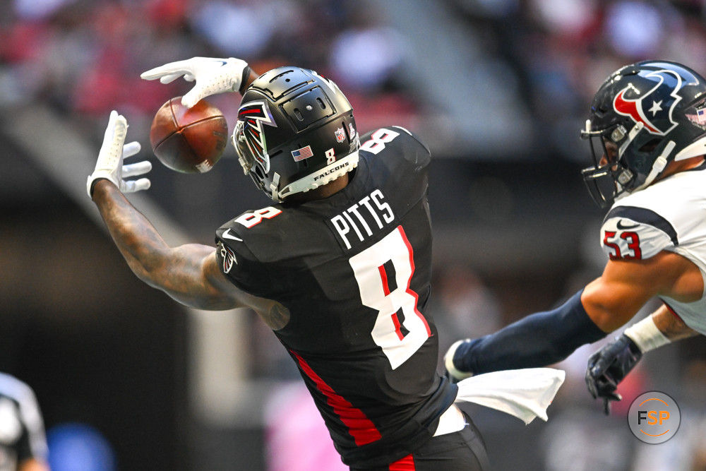 ATLANTA, GA – OCTOBER 08:  Atlanta tight end Kyle Pitts (8) attempts to make a catch during the NFL game between the Houston Texans and the Atlanta Falcons on October 8th, 2023 at Mercedes-Benz Stadium in Atlanta, GA.  (Photo by Rich von Biberstein/Icon Sportswire)