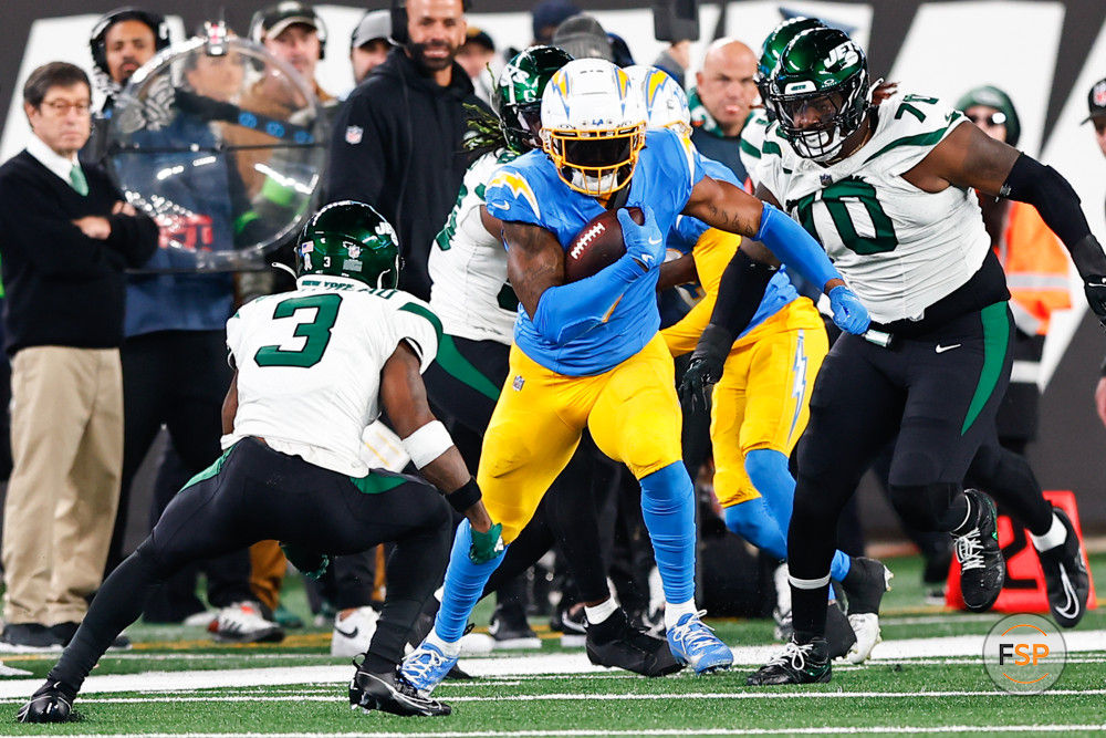 EAST RUTHERFORD, NJ - NOVEMBER 06:  Gerald Everett #7 of the Los Angeles Chargers runs during the game against the New York Jets on November 6, 2023 at MetLife Stadium in East Rutherford, New Jersey.   (Photo by Rich Graessle/Icon Sportswire)