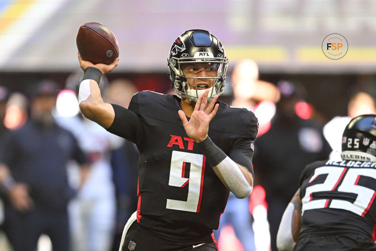 ATLANTA, GA – OCTOBER 08:  Atlanta quarterback Desmond Ridder (9) throws a pass during the NFL game between the Houston Texans and the Atlanta Falcons on October 8th, 2023 at Mercedes-Benz Stadium in Atlanta, GA.  (Photo by Rich von Biberstein/Icon Sportswire)
